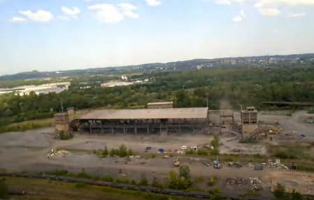 Fotografie demolice areálu Nová Huť v Ostravě.