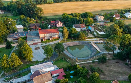 Dronový snímek dokončené revitalizace požární nádrže v Jistebníku.
