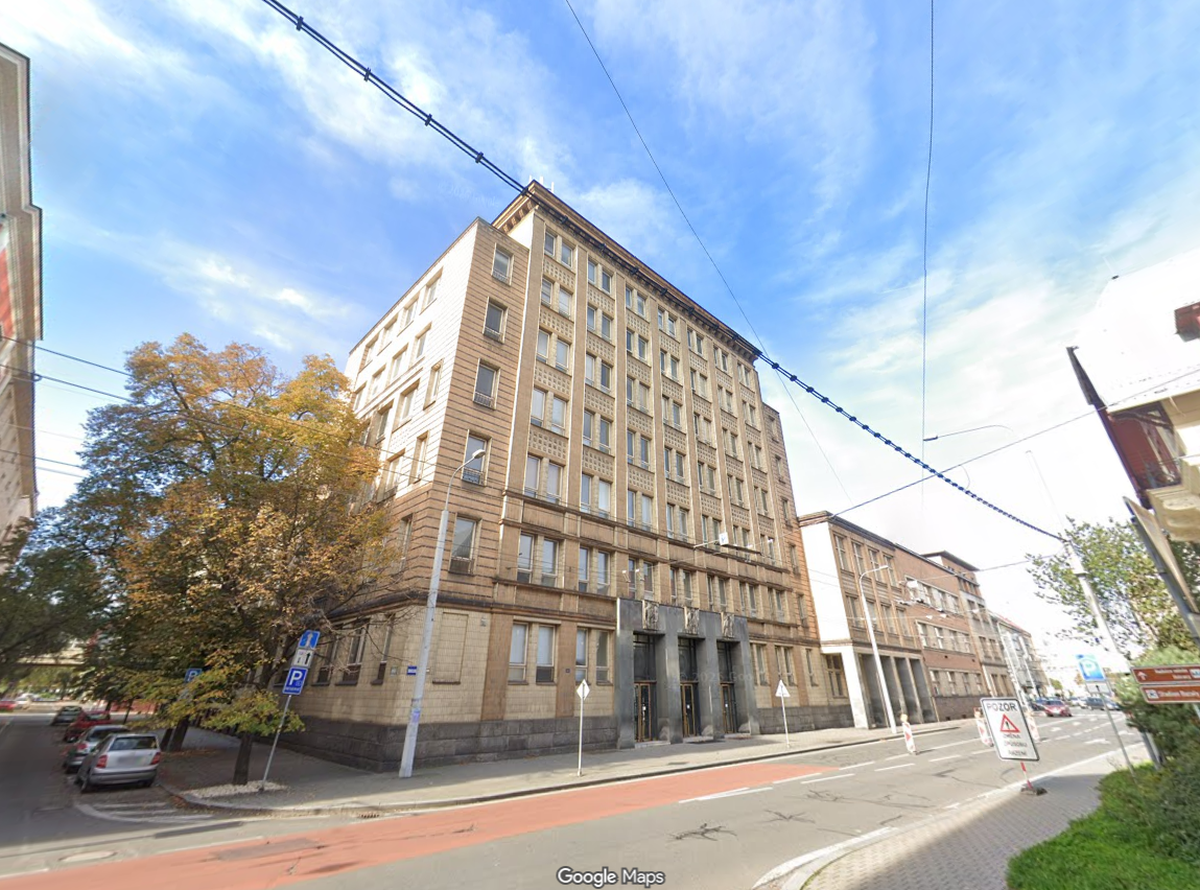 Fotografie vyčištěné kachlíkové fasády objektu vyoské školy ekonomické v centru Ostravy - původní stav.
