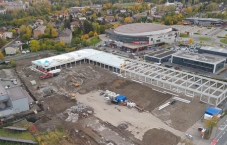 Záběry z dronu na výstavu retail parku v Třinci.