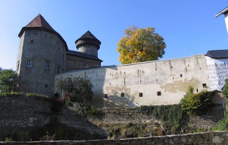 Objekt koníren na nepravidelném půdorysu lichoběžníku na hradebním valu.